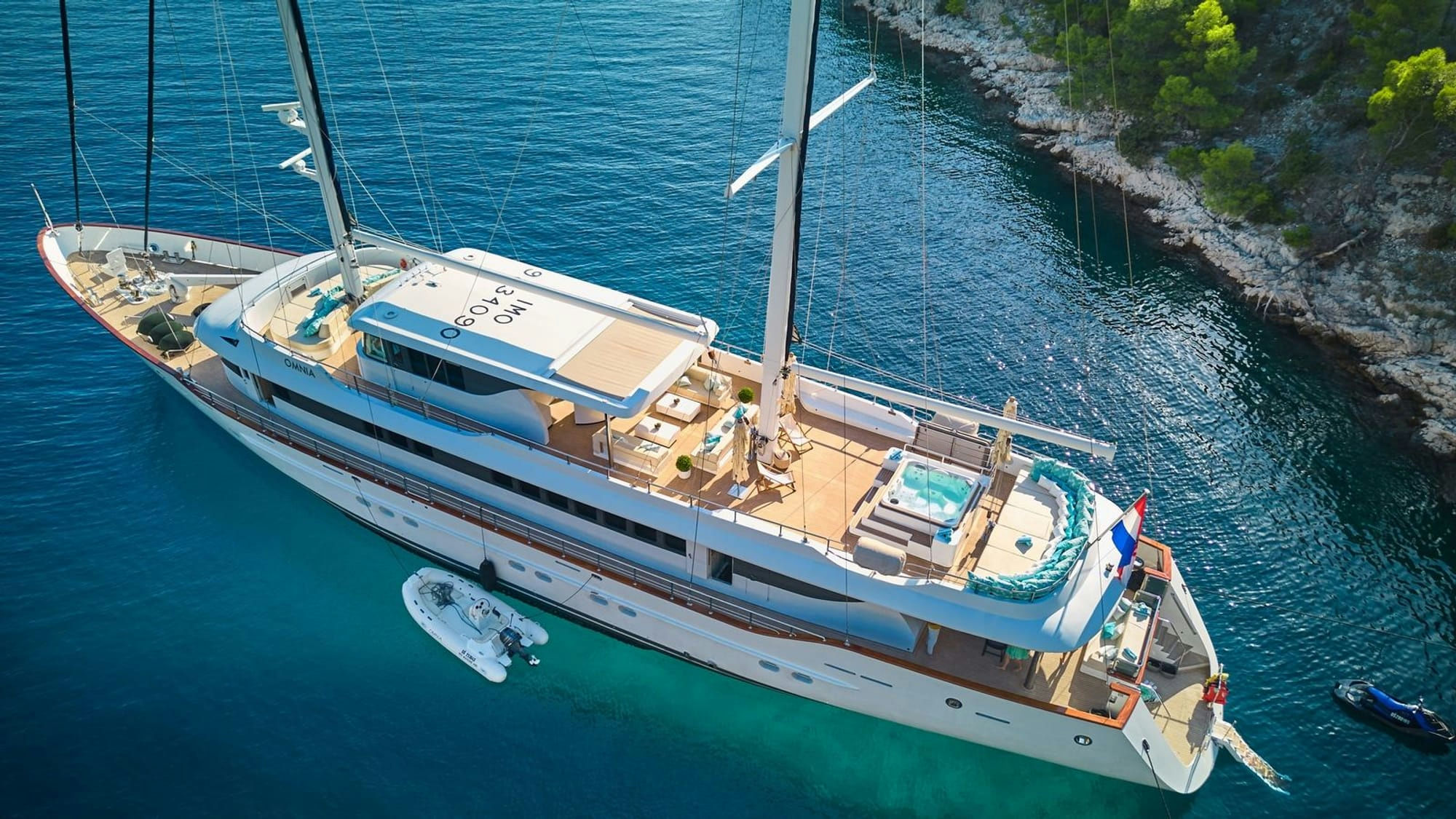 Omnia, 46 m charter yacht