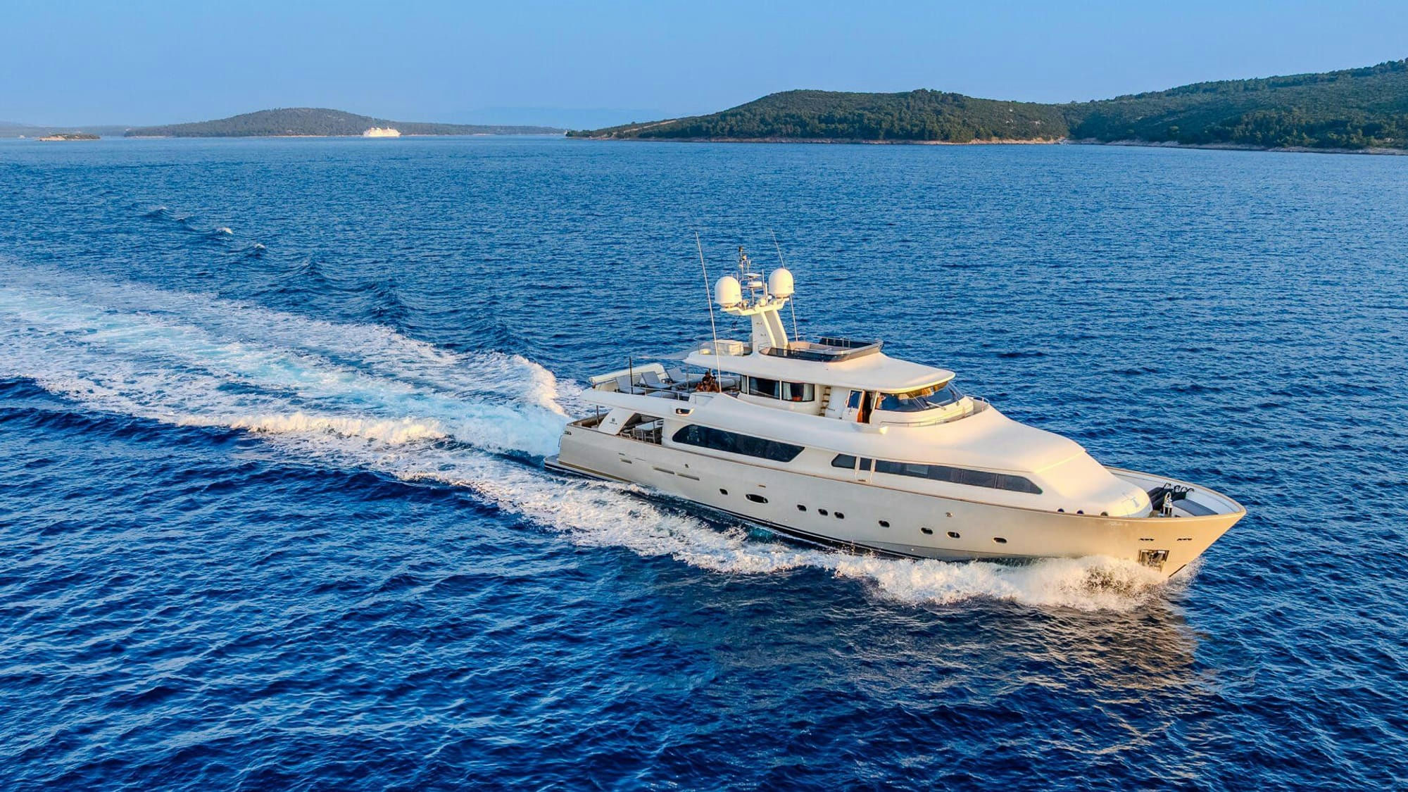 Klobuk, 31 m Ferretti charter yacht